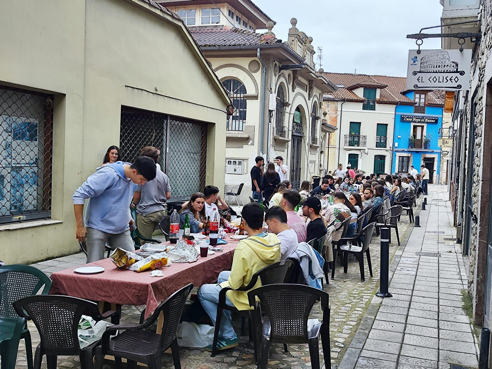 Grado abre boca para Santiago con la comida en la calle