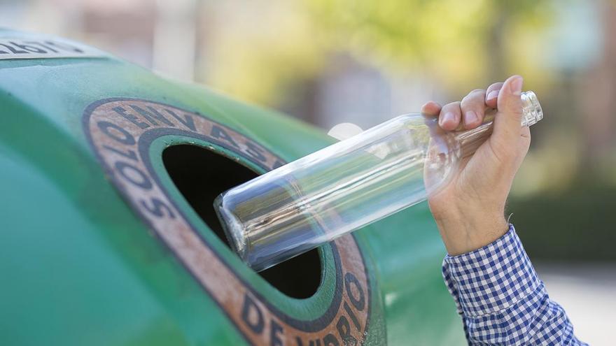 Cáceres resuelve las dudas del reciclaje doméstico en una charla gratuita