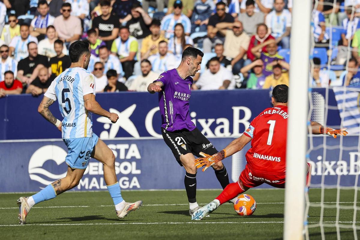 Carlos Albarrán ensaya un disparo durante la pasada visita al Málaga en La Rosaleda.