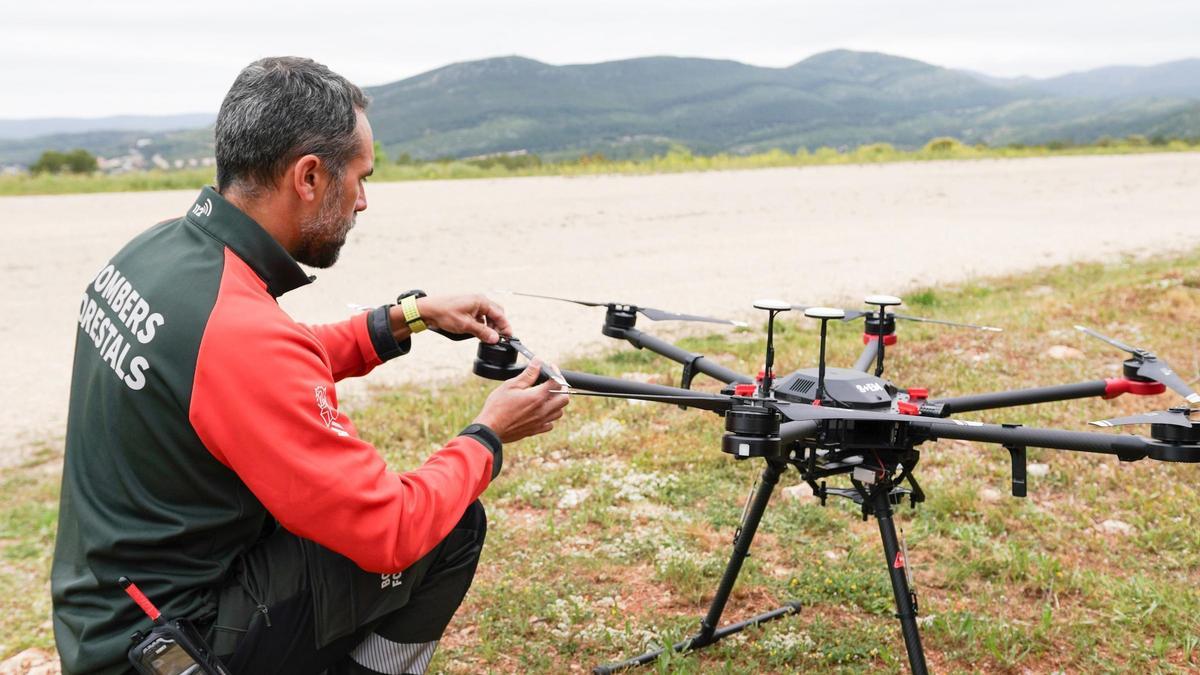 Un forestal poniendo a punto un dron