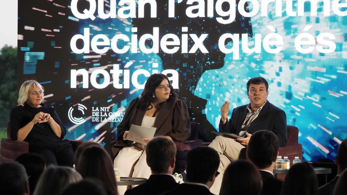 D'esquerra a dreta, Mariola Dinarés, Maria López i Oriol Puig en un moment del debat