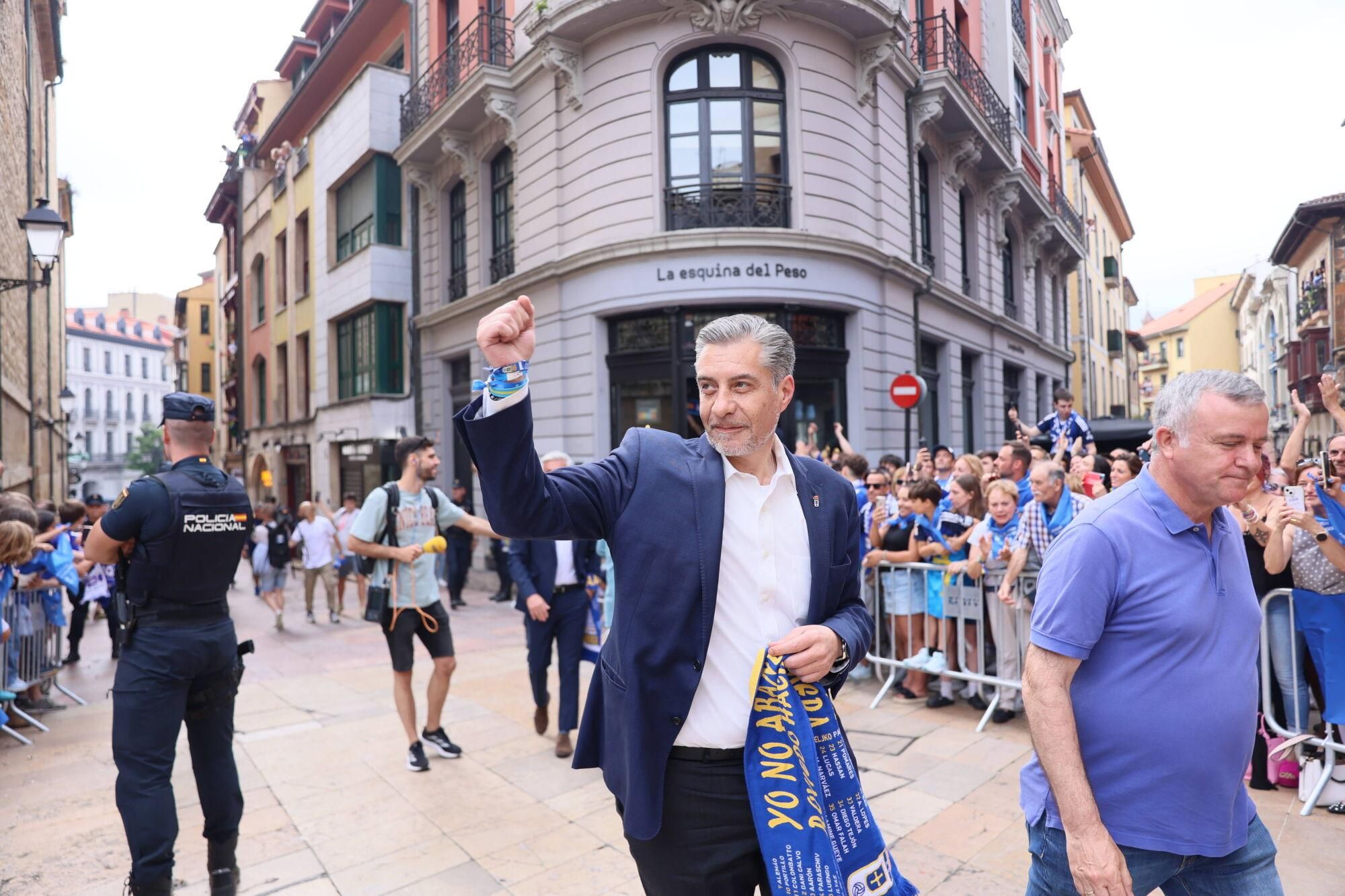 Locura azul en las calles de Oviedo para celebrar el ascenso del equipo a Primera División