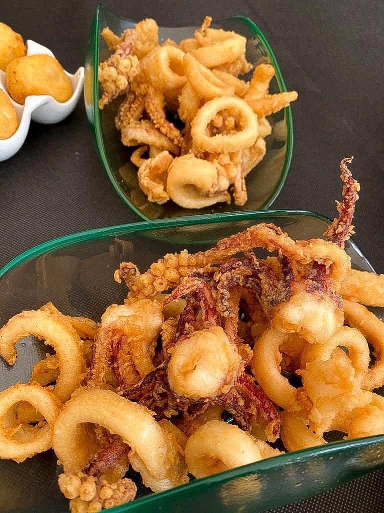 Calamares fritos y croquetas caseras de jamón, son algunas de las tapas con más demanda.