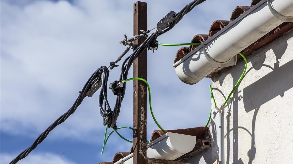 Los pinchazos al corriente eléctrico se pueden observar desde la calle. En este caso, a través del cableado verde.