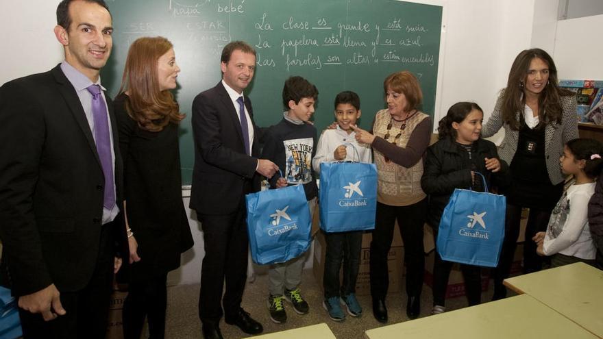 Entrega solidaria de material escolar a 80 niños de Xàtiva