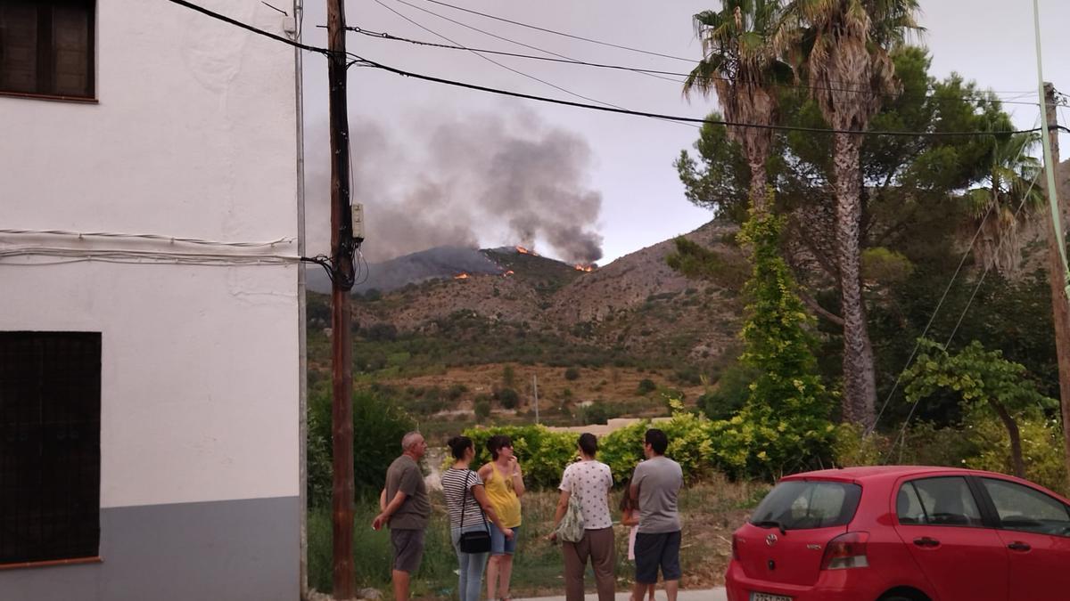 El fuego se ve desde las calles de Vall d&#039;Ebo.