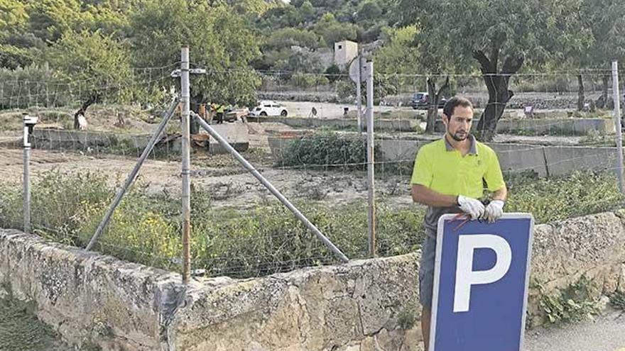 Los empleados municipales retiraron ayer la señalización del aparcamiento.