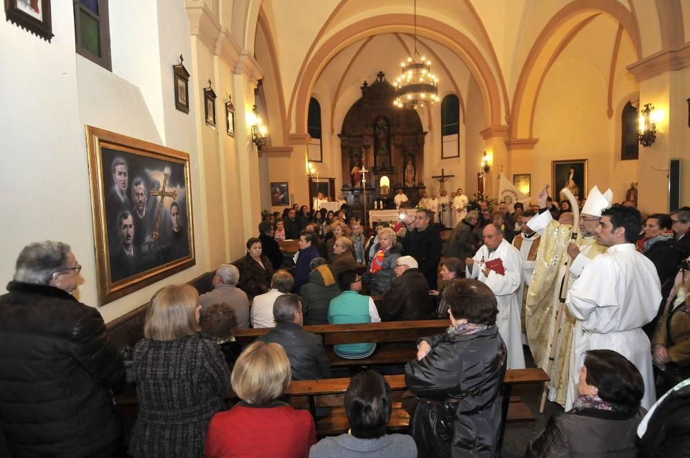 El arzobispo Jesús Sanz Montes  con las reliquias de los Beatos de Nembra