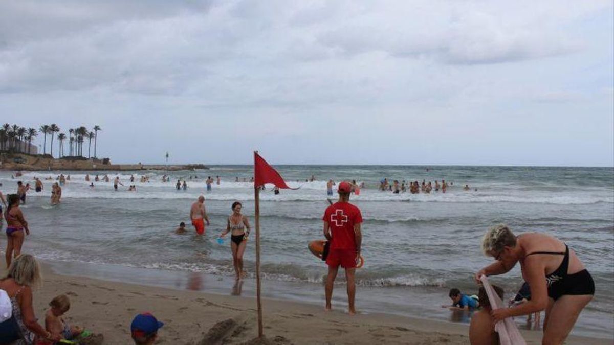 Un socorrista de la Cruz Roja, en el Arenal de Jávea.