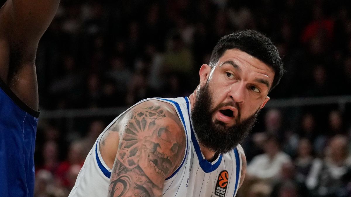 Un ex del Madrid se marcha del Palau lanzando besos a la grada