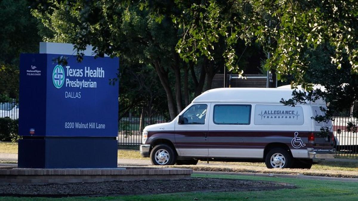 Una ambulancia llega al hospital de Dallas en el que está ingresado el paciente con ébola, este martes.