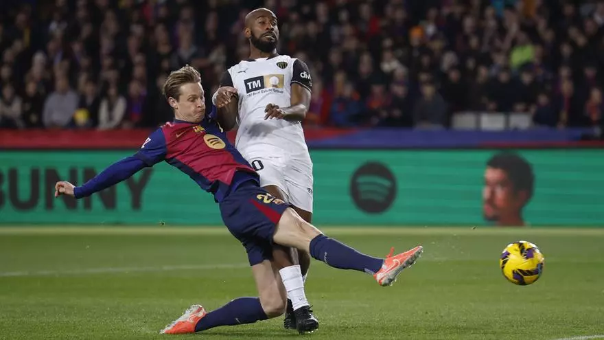 El Madrid, líder de LaLiga con 49 puntos; el Barça, tercero con 42