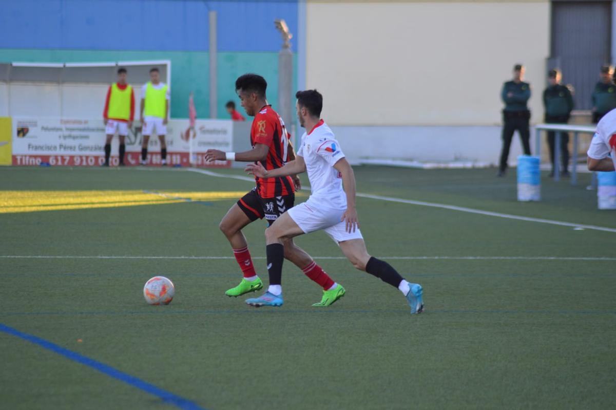 Alan Araiza controla el esférico durante el choque ante el Sevilla C.