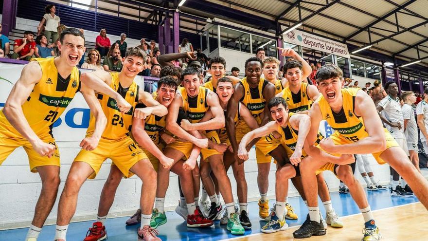 Los jugadores del Cajasiete Canarias celebran el título logrado ayer contra el Canterbury