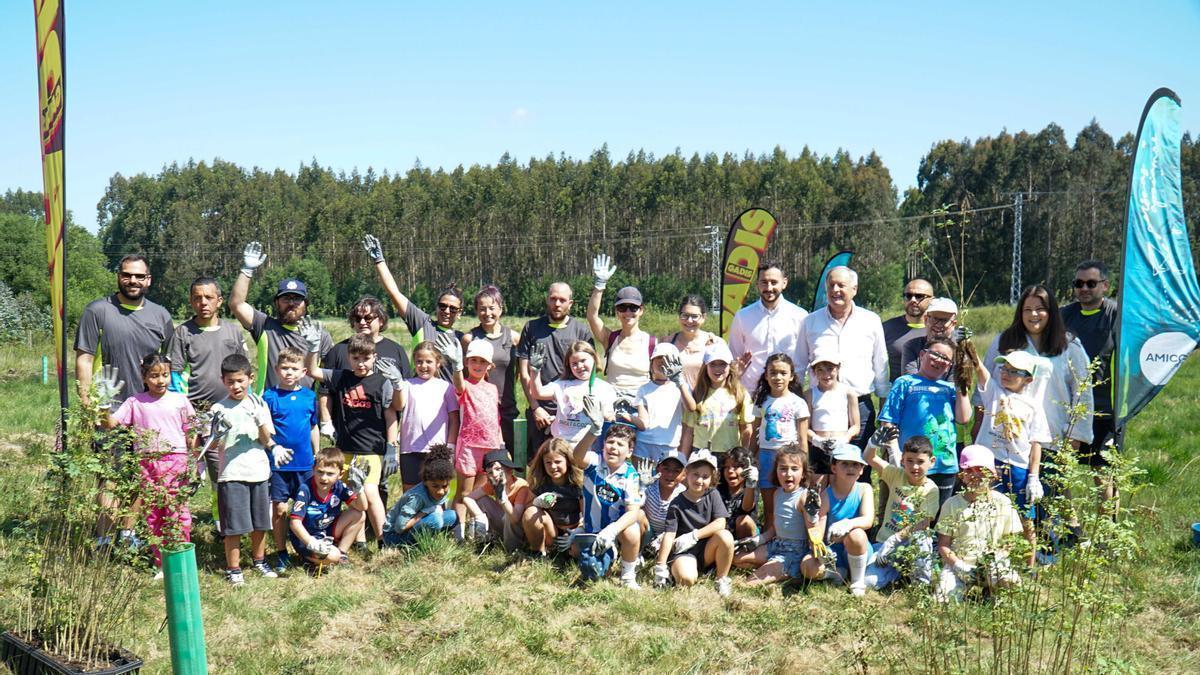Visita de los escolares de Teixeiro al 'Bosque Gadis'