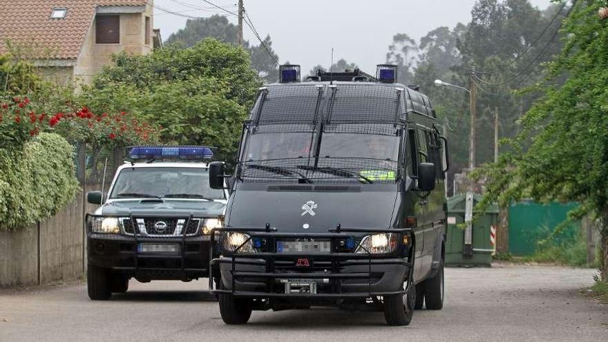 El operativo establecido por la Guardia Civil en torno a la casa de la familia del "Morón". // Marta G. Brea