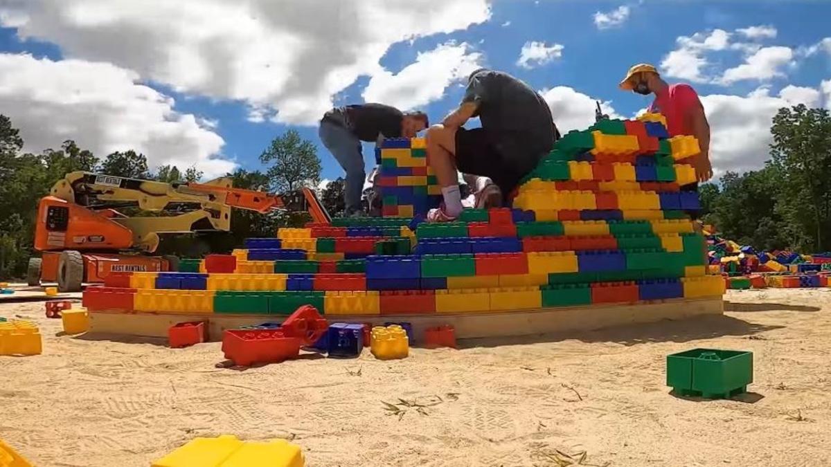 50.000 dólares por hacer la torre más larga hecha de LEGO