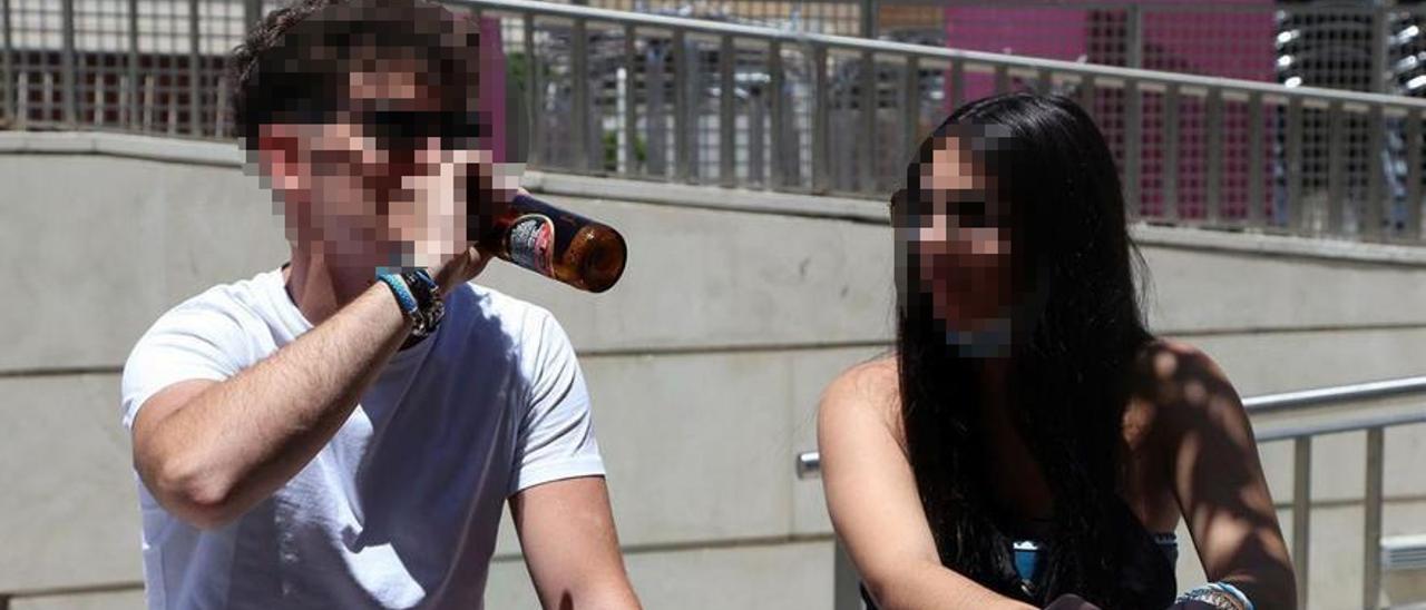 Un joven mayor de edad degusta una cerveza en una terraza de la plaza de la Rosa.