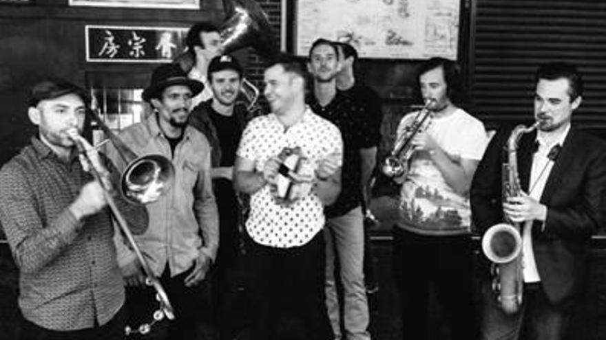 «Paperboy», en el centro, con parte de la High &amp; Mighty Brass Band.