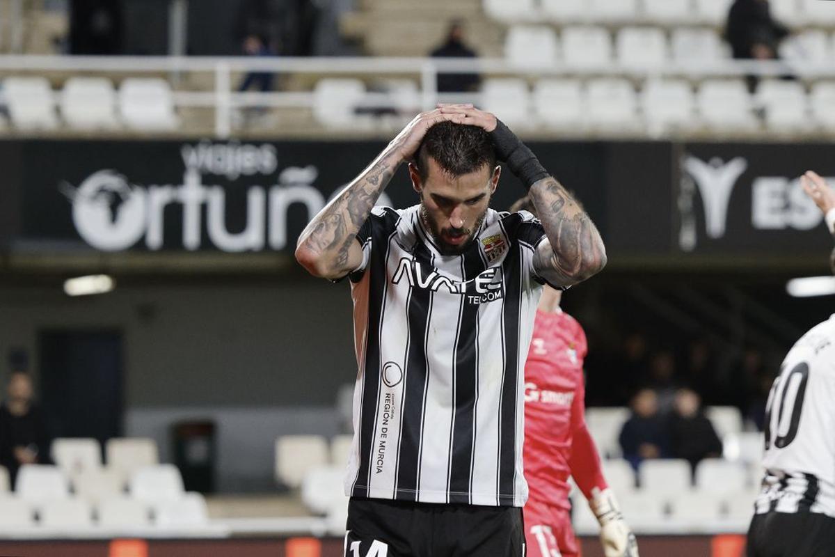 La derrota en casa del FC Cartagena frente al Eibar, en imágenes