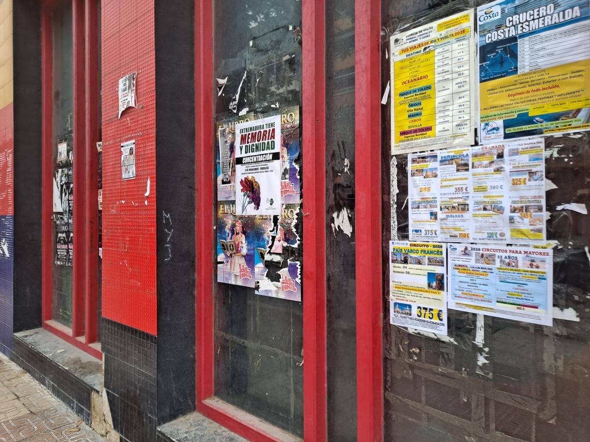 Carteles con anuncios en los ventanales.