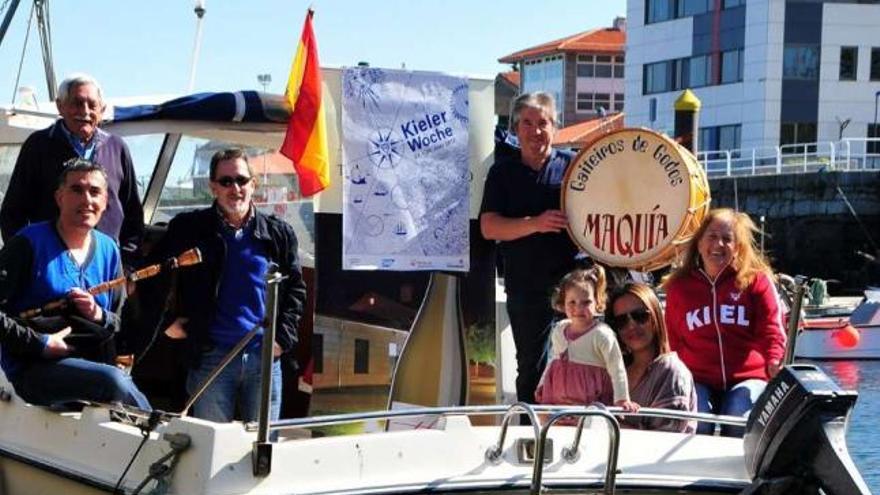 Fernando Álvarez con integrantes de Maquía y de su familia en la embarcación &quot;Kiel&quot; en Vilaxoán.  // Abella