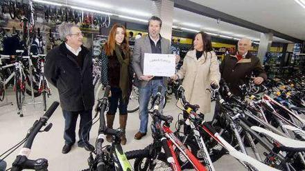La Xunta reconoce el medio siglo de trayectoria de la tienda de bicis y  motos Anca - Faro de Vigo