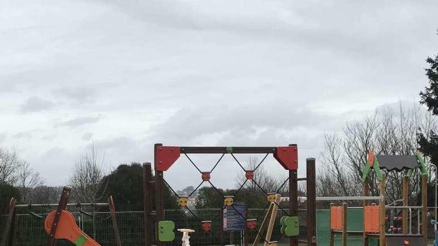 Culleredo pone suelo y juegos nuevos en el parque del colegio de Tarrío