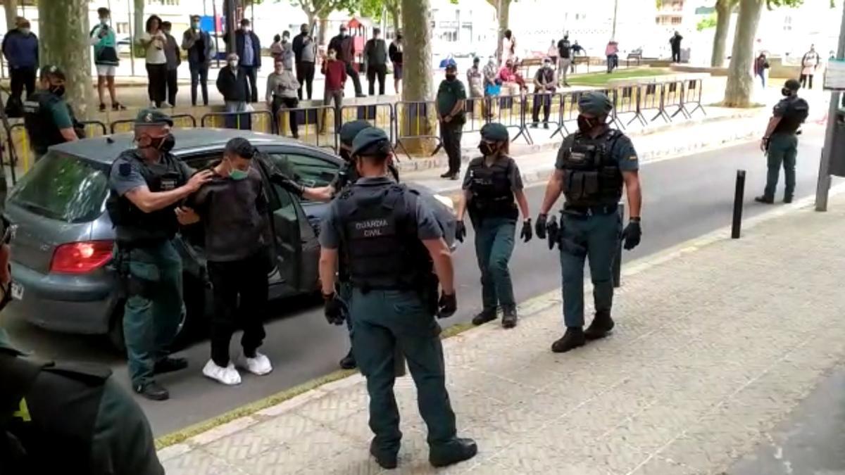 Llegada al juzgado del detenido por matar a su mujer y a su hijo en sa Pobla