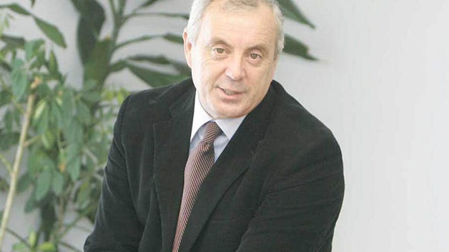 El conselleiro de Medio Ambiente, Manuel Vázquez, en su despacho de la Xunta.