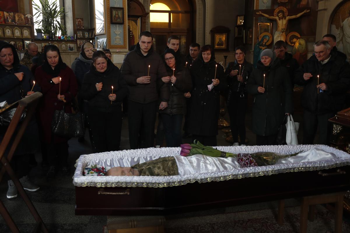 Familiares y parientes del voluntario movilizado ucraniano, Valery Resinsky (45), asisten a su funeral en la ciudad capital de Kiev, Ucrania, el 25 de marzo de 2022. Resinsky, del pueblo de Dmytrivka en la región de Kiev, fue asesinado durante las peleas con Rusia tropas en la región de Kharkiv. Su familia no pudo enterrarlo en su pueblo natal de Dmitrovka debido a los combates en la ciudad.