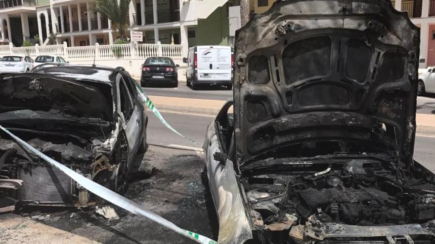 Imagen de los vehículos calcinados el pasado 20 de agosto en la avenida Juan de Austria