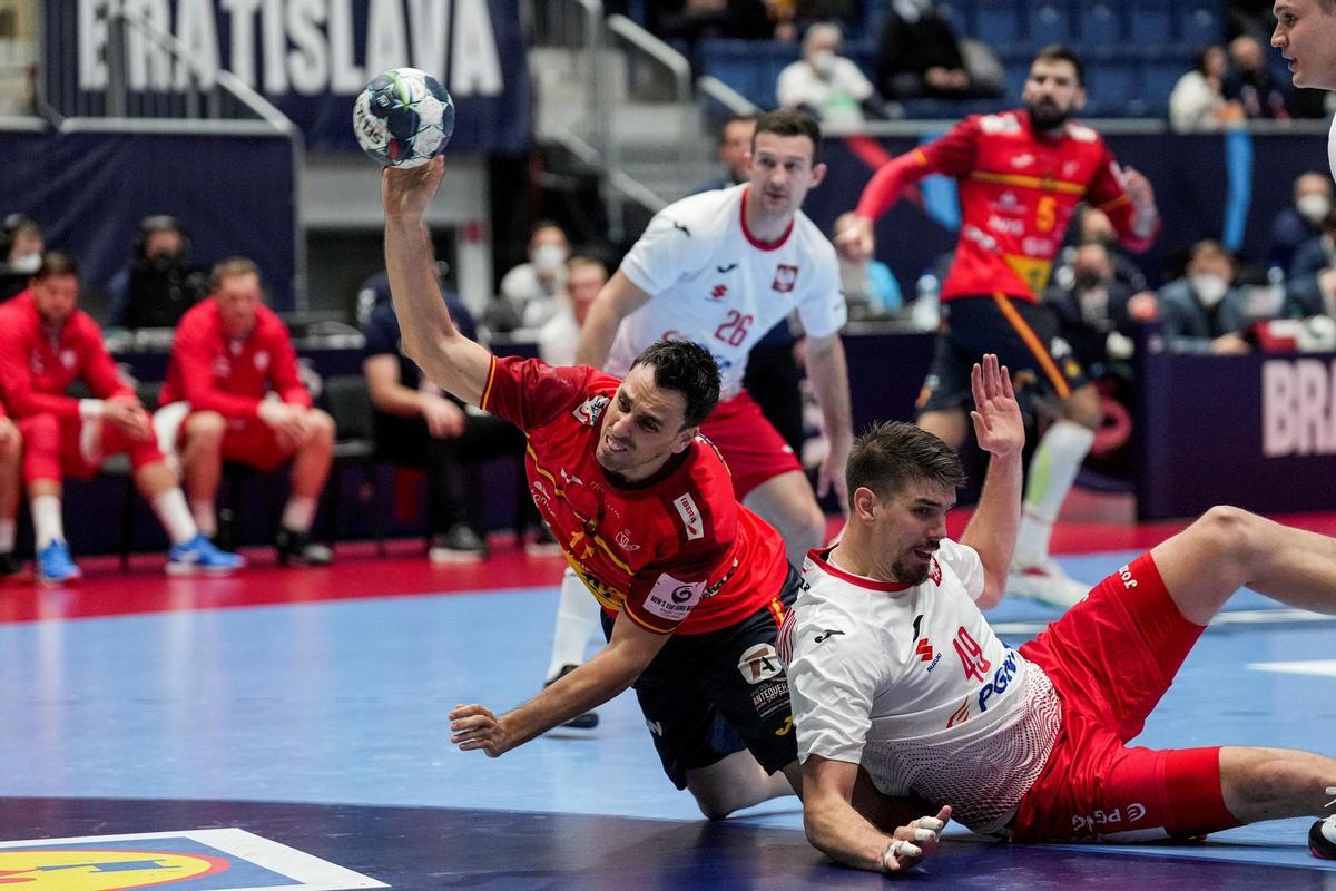 El polaco Piotr Chrapkowski (R) en acción contra Adrián Figueras.