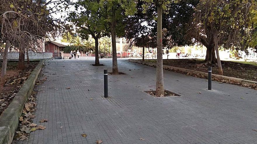 Todos los accesos a la plaza cuentan desde finales de diciembre con estos pilones para obstaculizar el paso de vehÃ­culos.