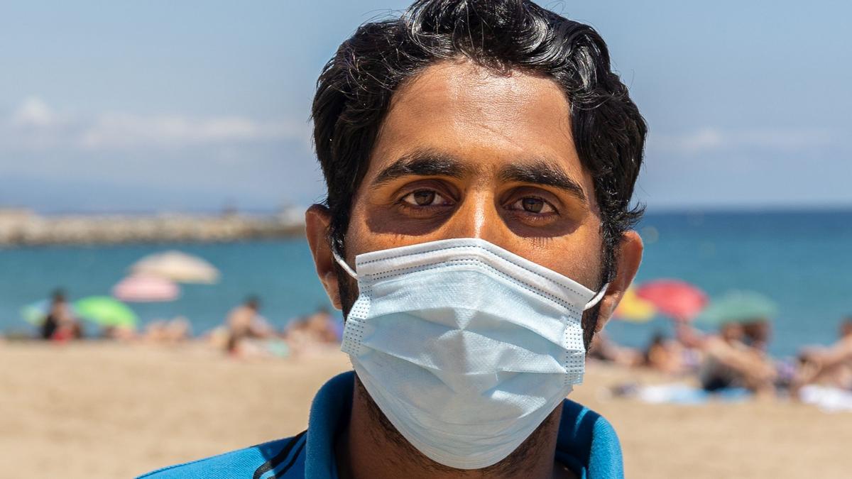 Alí Hussain, vendedor ambulante en las playas de Barcelona.