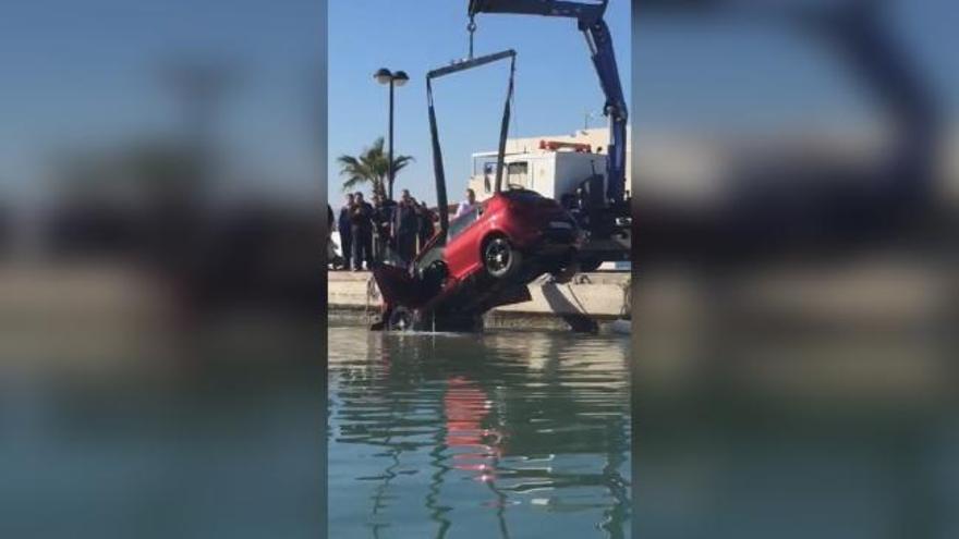 Un coche cae al agua al hacer marcha atrás por error en el puerto deportivo de Canet d'En Berenguer