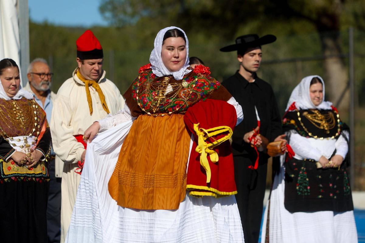 La colla de Buscastell bailó tras la misa y la procesión