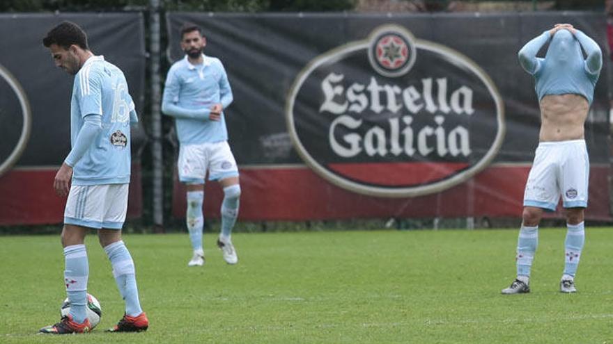 Los jugadores del Celta B, tras la derrota. // A. Irago