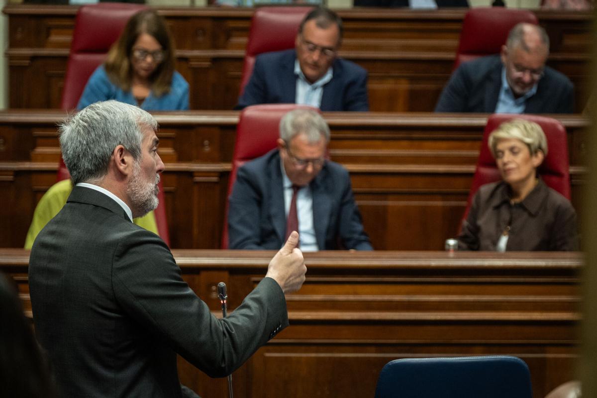 Pleno del Parlamento de Canarias Preguntas de control al presidente Fernando Clavijo sobre la crisis sanitaria del MV Hondius. Al resto de consejeros se les preguntará y comparecerán para abordar otros asuntos.