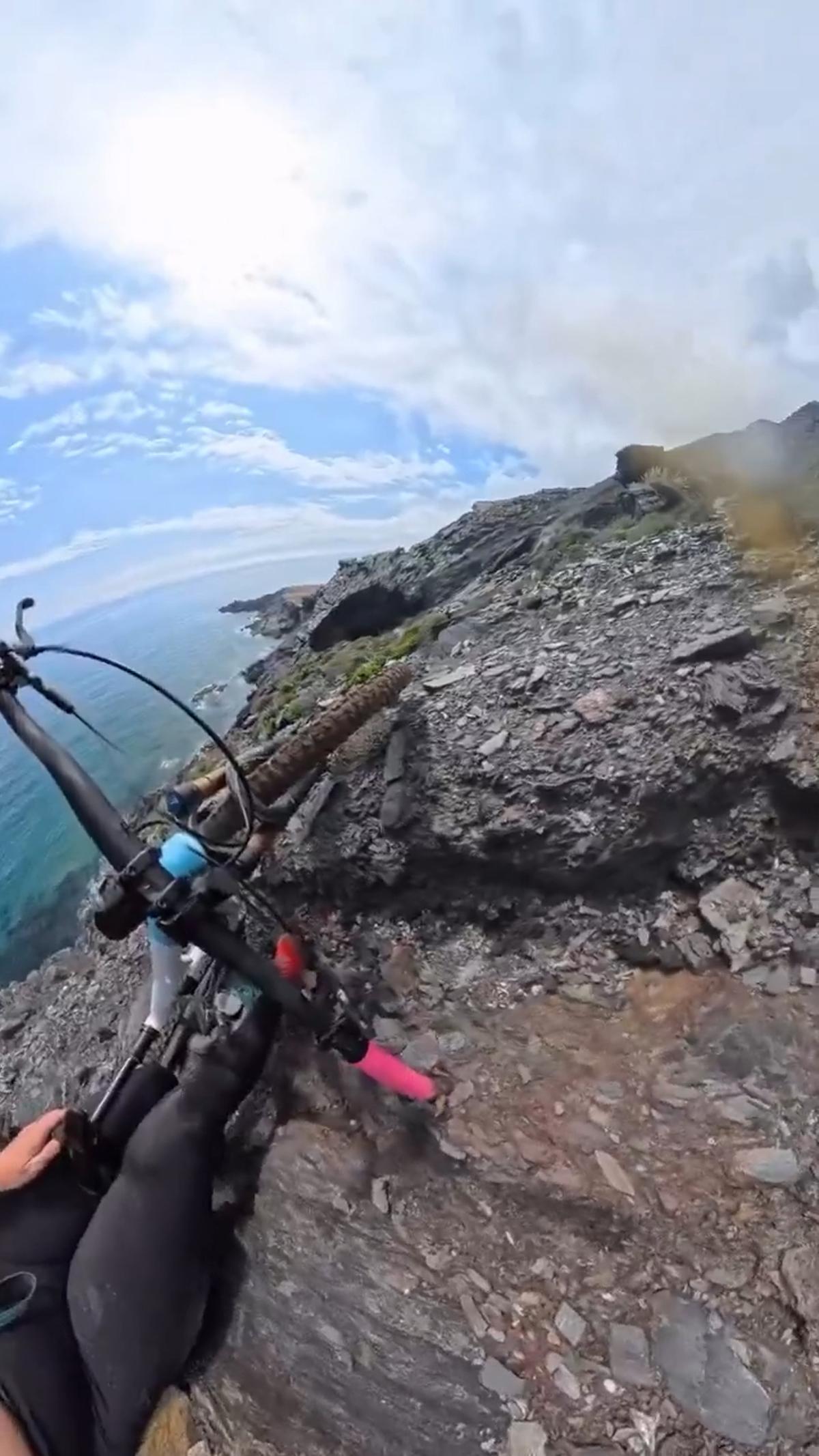 Susto en plena ruta: La Cecilia Sopeña resbala al borde de un acantilado…y se salva de milagro