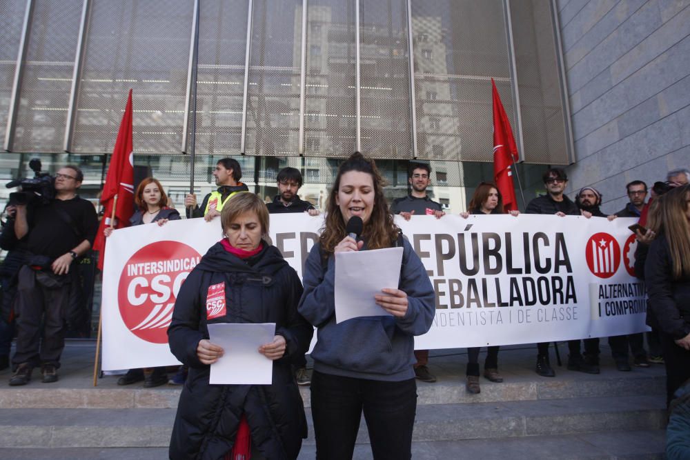 Concentració multitudinària a la seu de la Generalitat de Girona per reclamar la llibertat dels presos