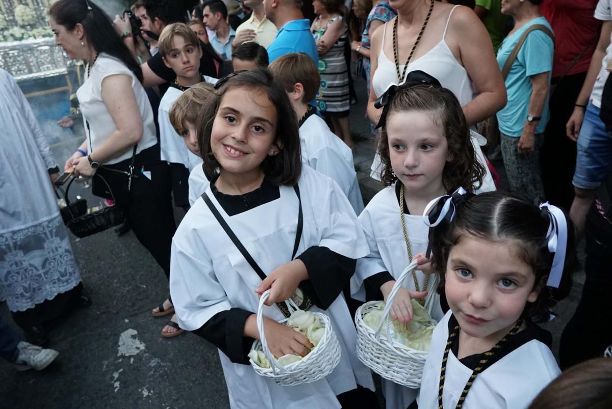 Una procesión con tres pasos para el aniversario del Sagrado Corazón