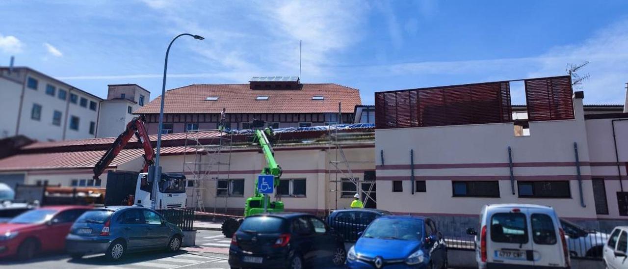 Obras de reforma en el centro de personas de mayores de Mieres, hace unas semanas.