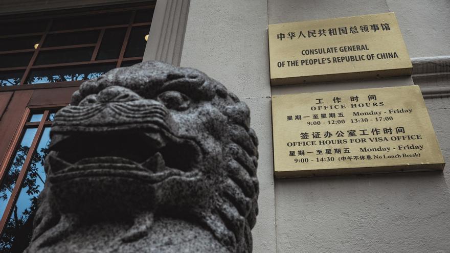 Consulado de China en San Francisco, que muestra dos leones guardianes chinos.
