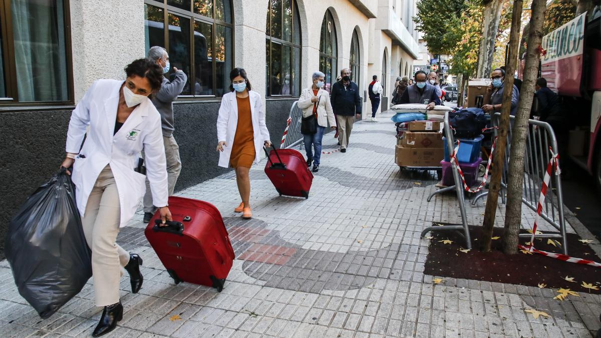 Trabajadoras de Ciudad Jardín y del antiguo Feafes trabajan en la mudanza a Cánovas, este martes.