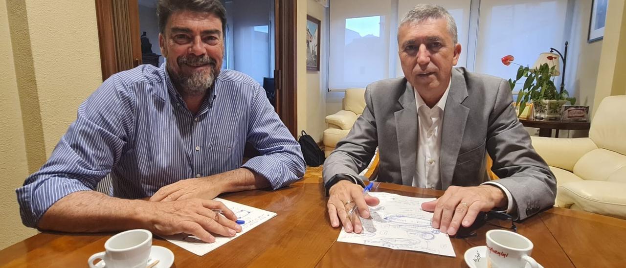 El alcalde de Alicante, Luis Barcala, y el conseller de Economía, Rafa Climent, en la reunión mantenida el jueves por la tarde en Ibi.