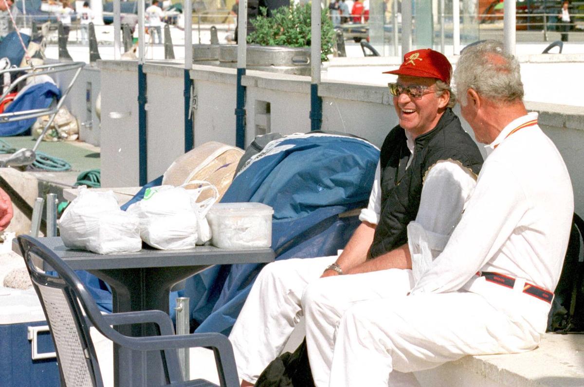 El rey Juan Carlos I con José Cusí en el Club Náutico de Palma durante el Trofeo Princesa Sofía en 1998
