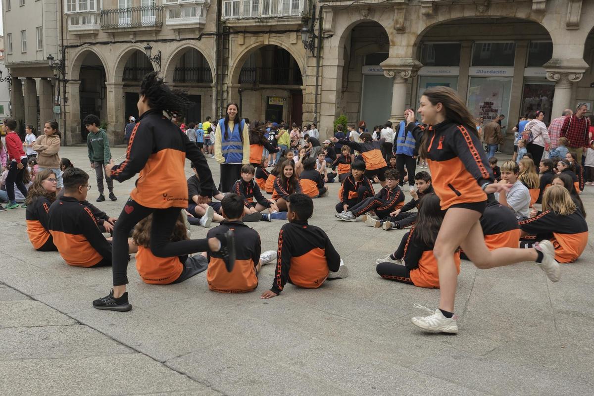 Os rapaces disfrutaron dunha mañá de xogos na Praza Maior.