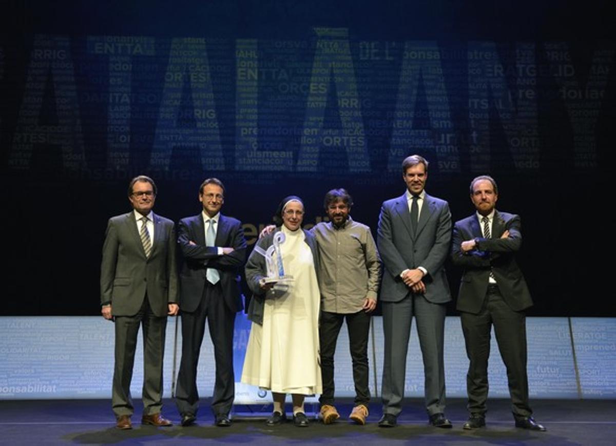 Lucía Caram, flanqueada por los dos finalistas del Català de l’Any, Eduard Gratacós y Jordi Évole, que la abraza, en la gala celebrada ayer en el Teatre Nacional de Catalunya. A la izquierda de Gratacós, Artur Mas, el ‘president’ de la Generalitat, y a la derecha de Évole, Antonio Asensio Mosbah, presidente del Grupo Zeta, y Enric Hernàndez, director de EL PERIÓDICO.