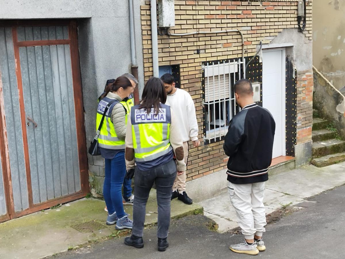 Agentes conversando con vecinos del barrio, a los que citan para una rueda de reconocimiento.